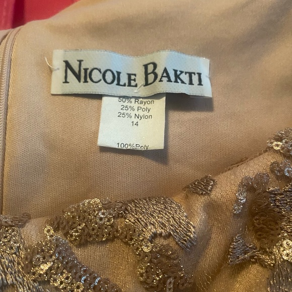 Stunning off the shoulder rose lace gown is fully lined and is very forgiving - Picture 8 of 11